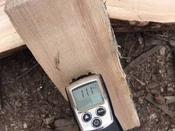 Brennholz durch atmosphärische und Kammertrocknung gehackt.