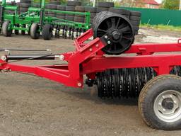 Compacting preseeding roller