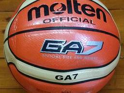 Der Ball ist ein Basketball-Molten GA7