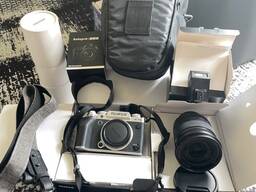 FUJIFILM X-T5 Systemkamera mit 16-80mm f/4 Objektiv (Silber)