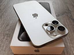 IPhone 15 Pro Max 256 GB Farbe Titan Weiß.
