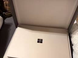 Microsoft Surface Laptop 2 (Platinum) mit Multi-Touch-Display (13,5 Zoll) 1,9 GHz Intel C