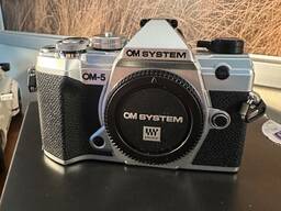 OM SYSTEM OM-5 Systemkamera (Silber)