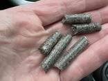 Pellet aus Sonnenblumenschalen. Пеллета из лузги подсолнечника.