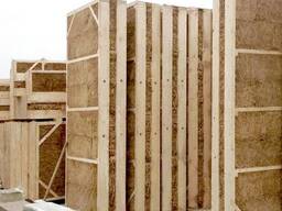 Strohballen in einem Holzrahmen